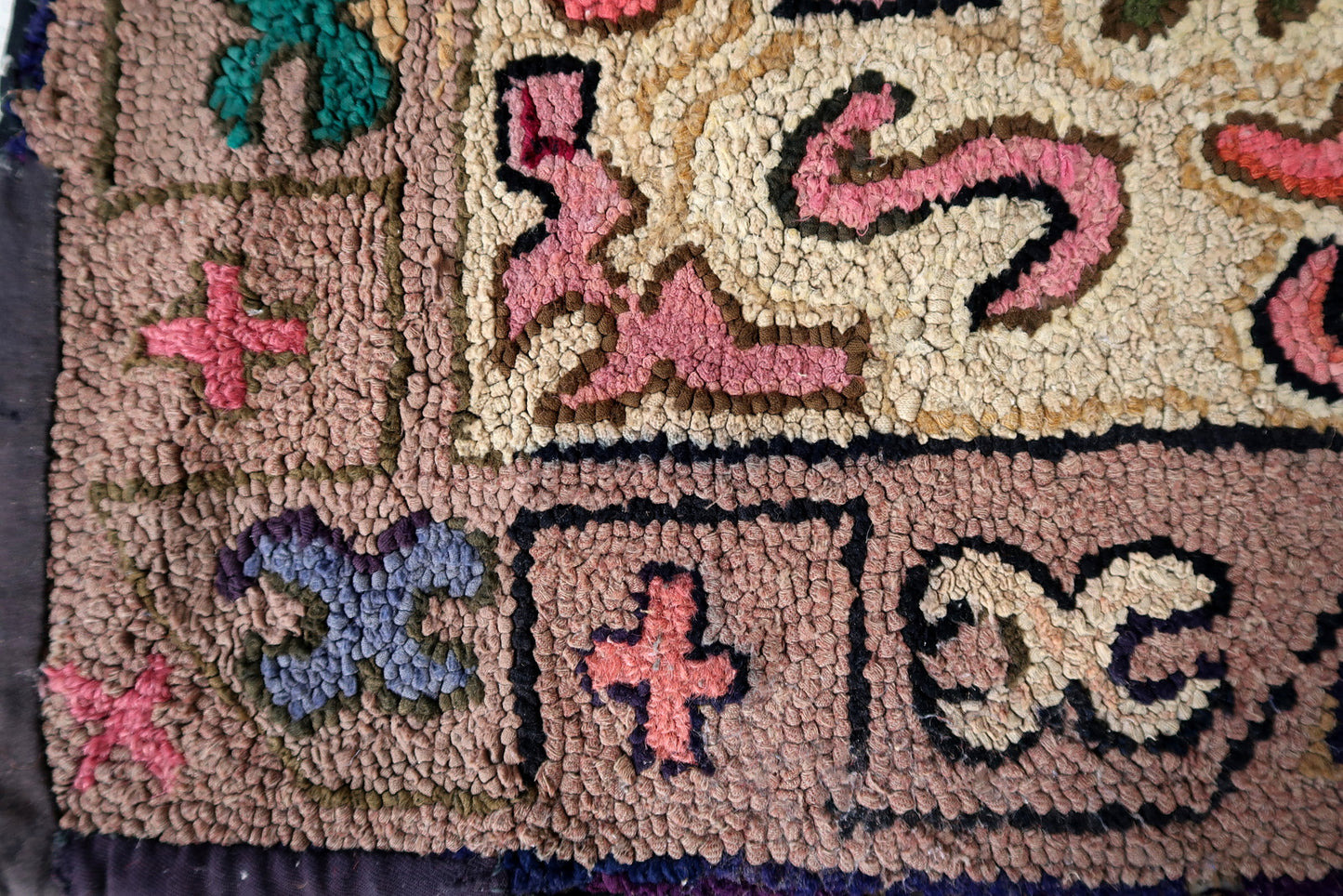 Handmade antique American Hooked rug in floral design. The rug is from the end of 19th century in good condition, the rug has old restorations.