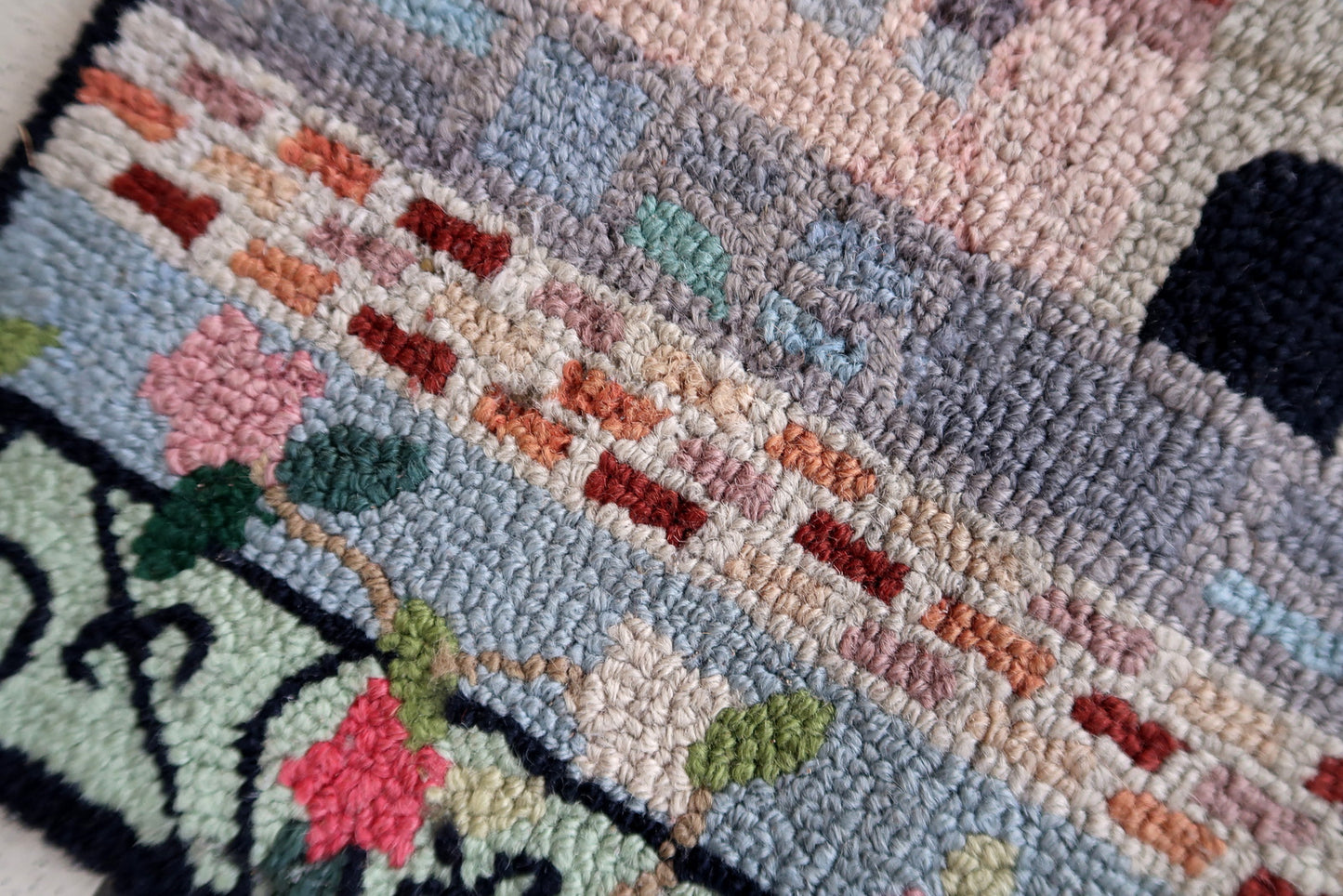 Handmade vintage American Hooked rug in pictorial design. The rug is from the middle of 20th century. It has some old restorations.