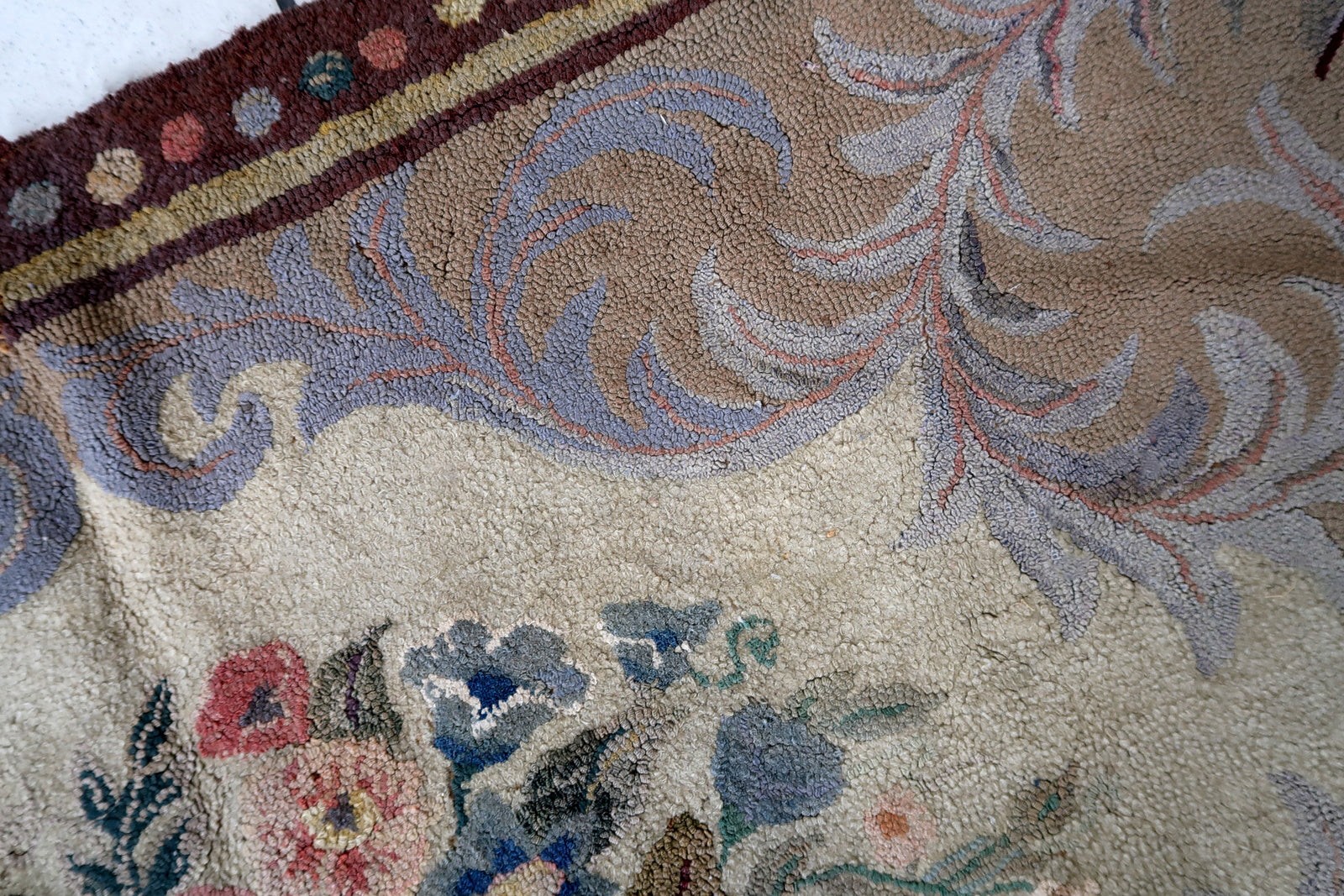 Handmade antique American Hooked rug in floral design. The rug is from the end of 19th century. It is in good condition, has some old restorations.