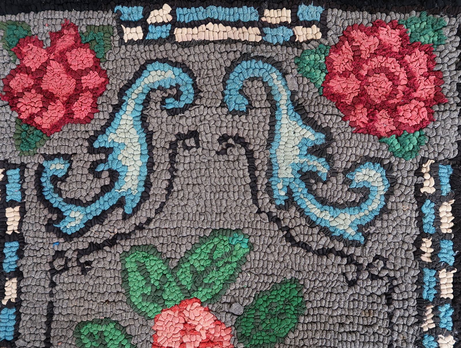 Handmade antique American Hooked rug 1900s