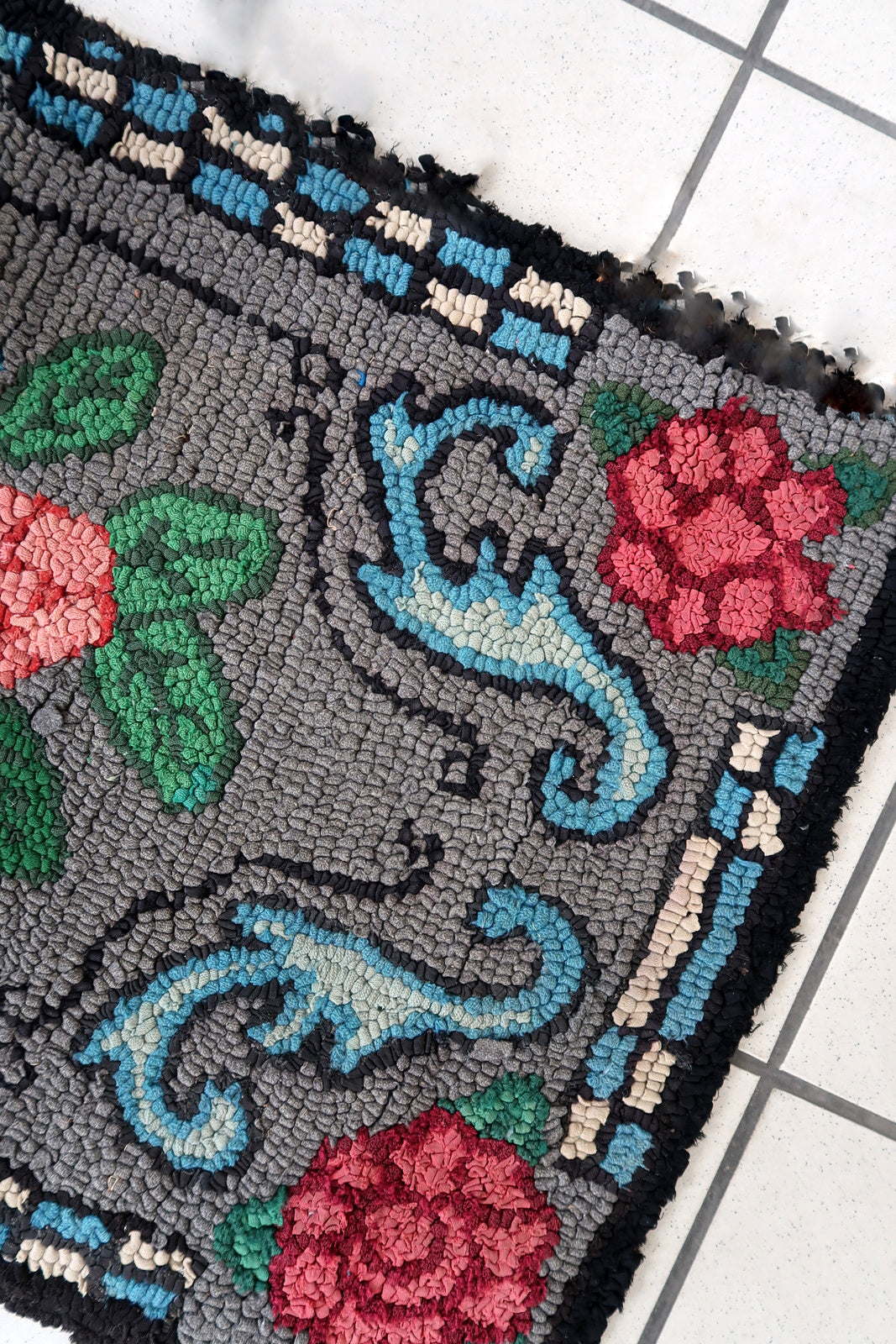 Handmade antique American Hooked rug 1900s