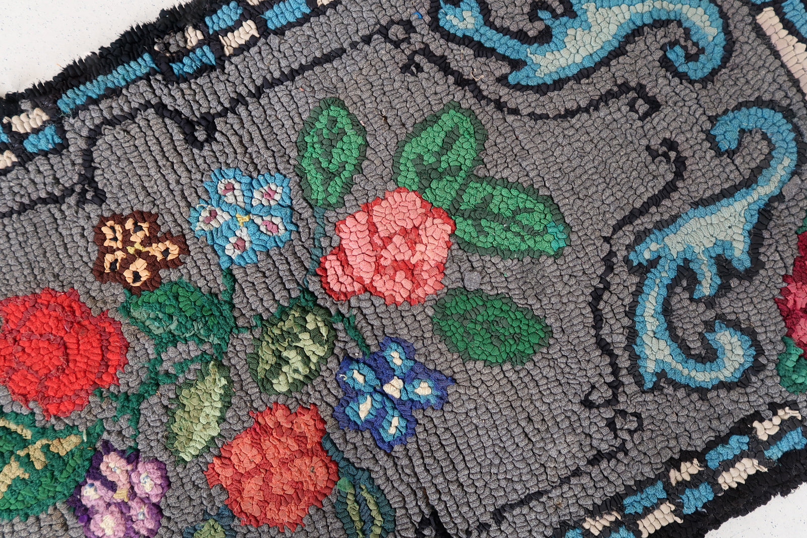 Handmade antique American Hooked rug 1900s