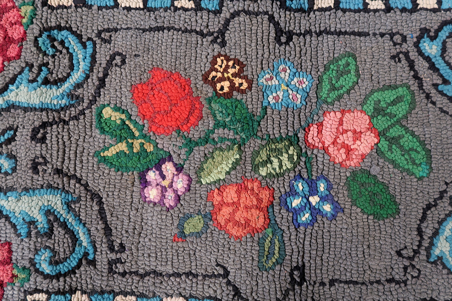 Handmade antique American Hooked rug in floral design. The rug is from the beginning of 20th century. It is in good condition, has some old restorations.