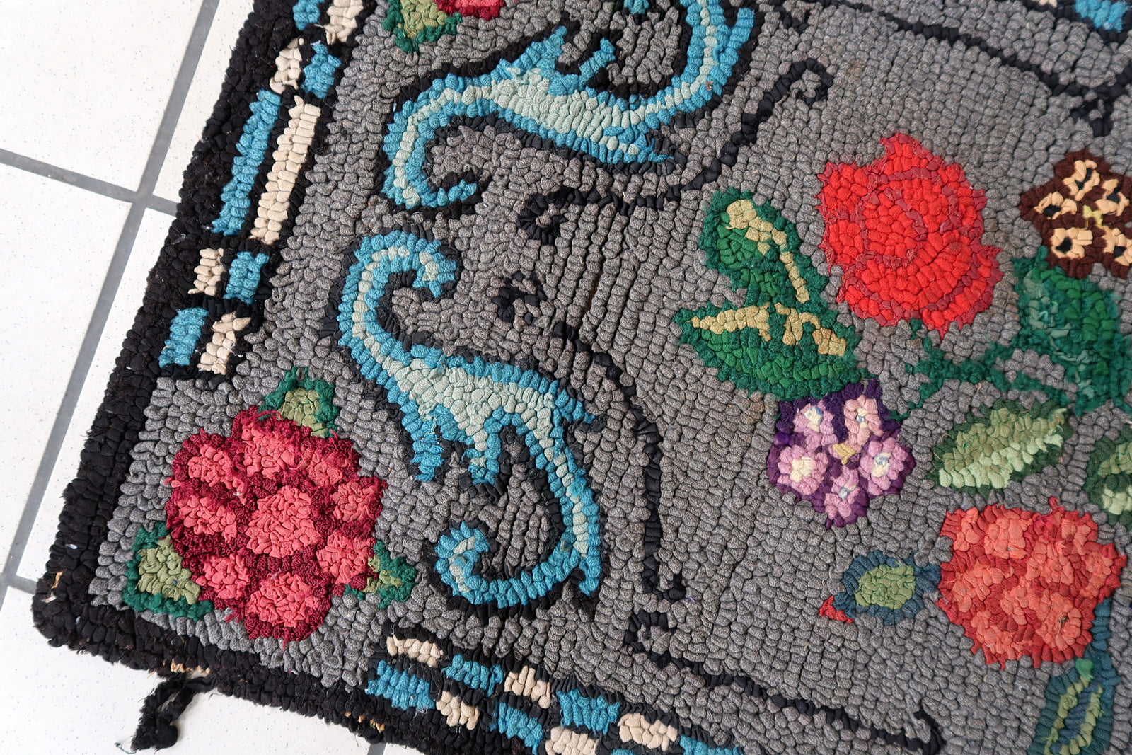 Handmade antique American Hooked rug in floral design. The rug is from the beginning of 20th century. It is in good condition, has some old restorations.