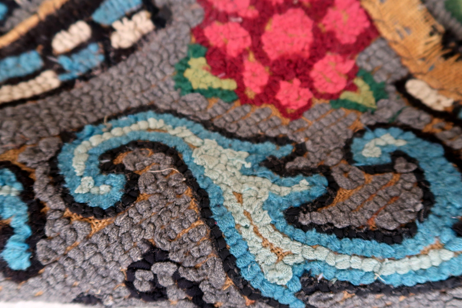 Handmade antique American Hooked rug in floral design. The rug is from the beginning of 20th century. It is in good condition, has some old restorations.