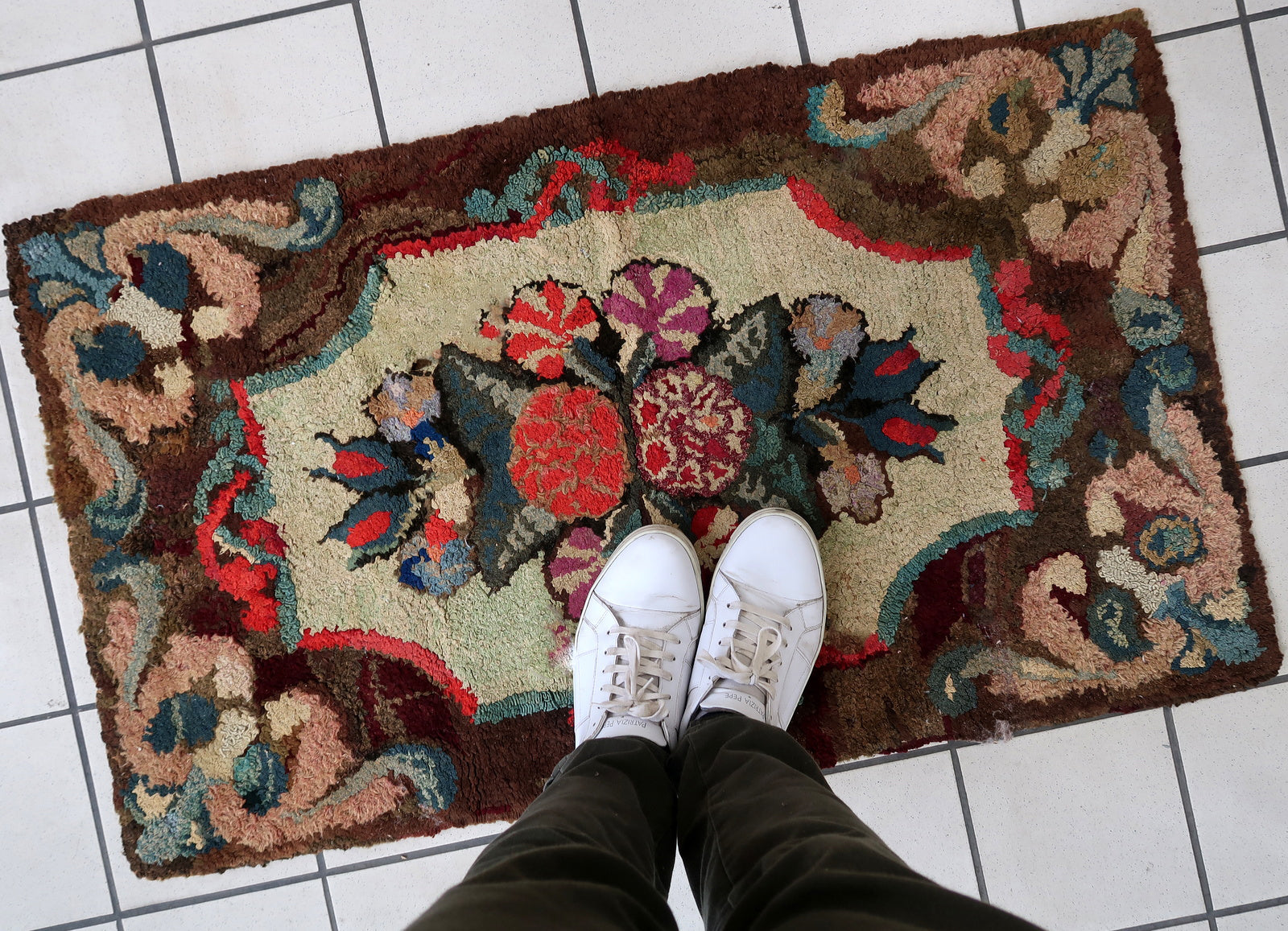 Handmade antique American Hooked rug in floral design. The rug is from the end of 19th century. It is in good condition, has some old restorations.