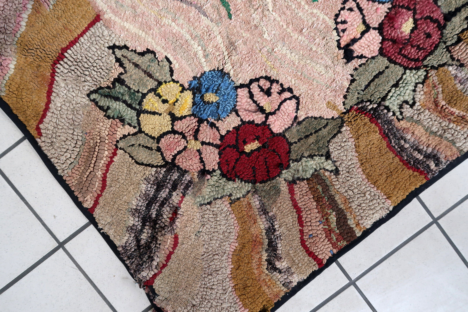 Handmade antique American Hooked rug in abstract design. The rug is from the end of 19th century. It is in good condition, has some old restorations.
