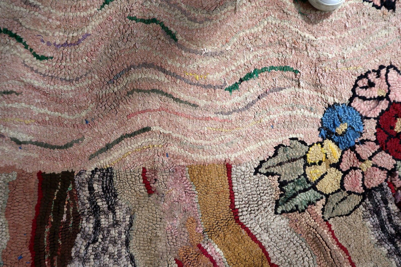 Handmade antique American Hooked rug in abstract design. The rug is from the end of 19th century. It is in good condition, has some old restorations.