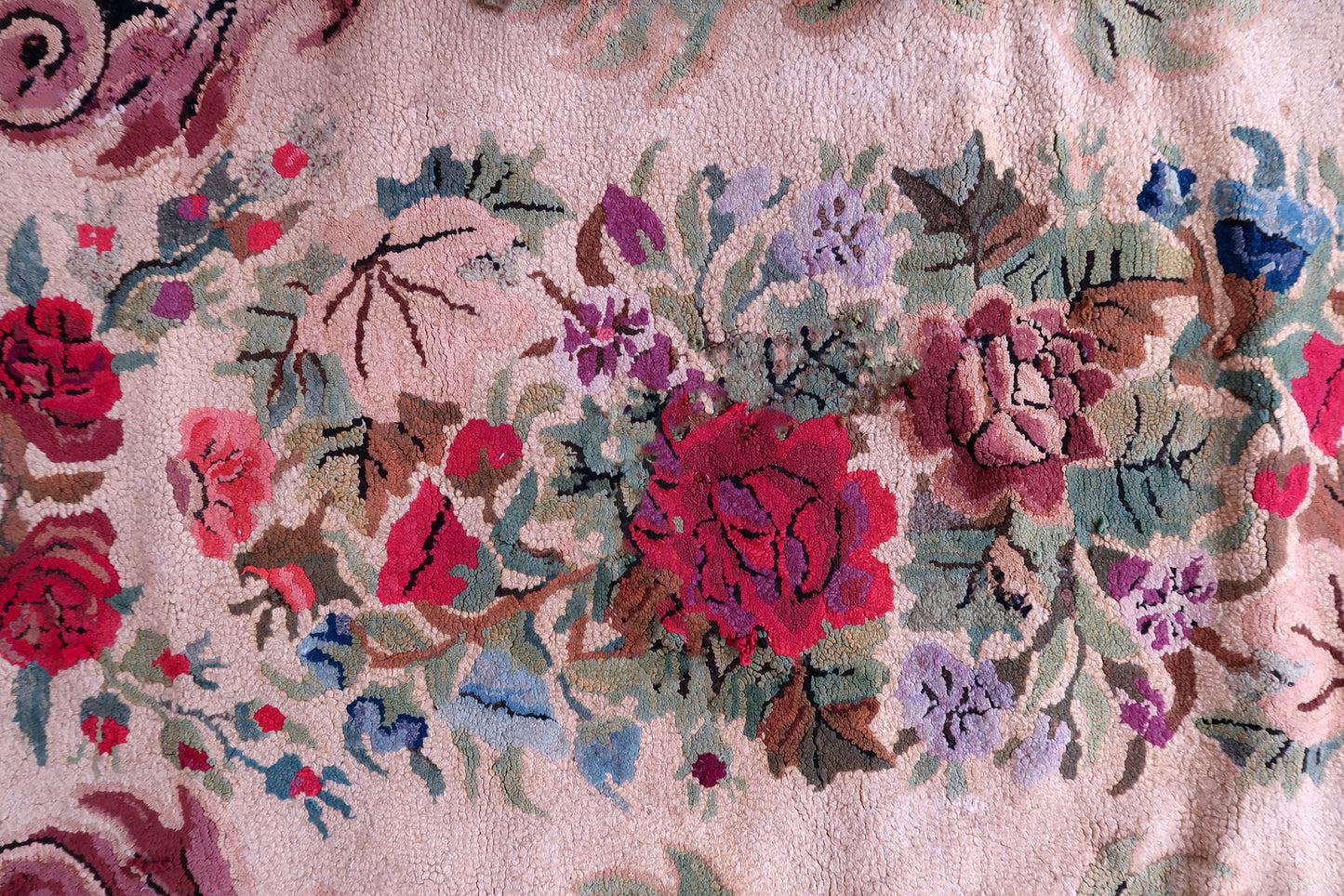 Handmade antique American Hooked rug in floral design. The rug is from the end of 19th century. It is in good condition, has some old restorations. It is Victorian period rug.