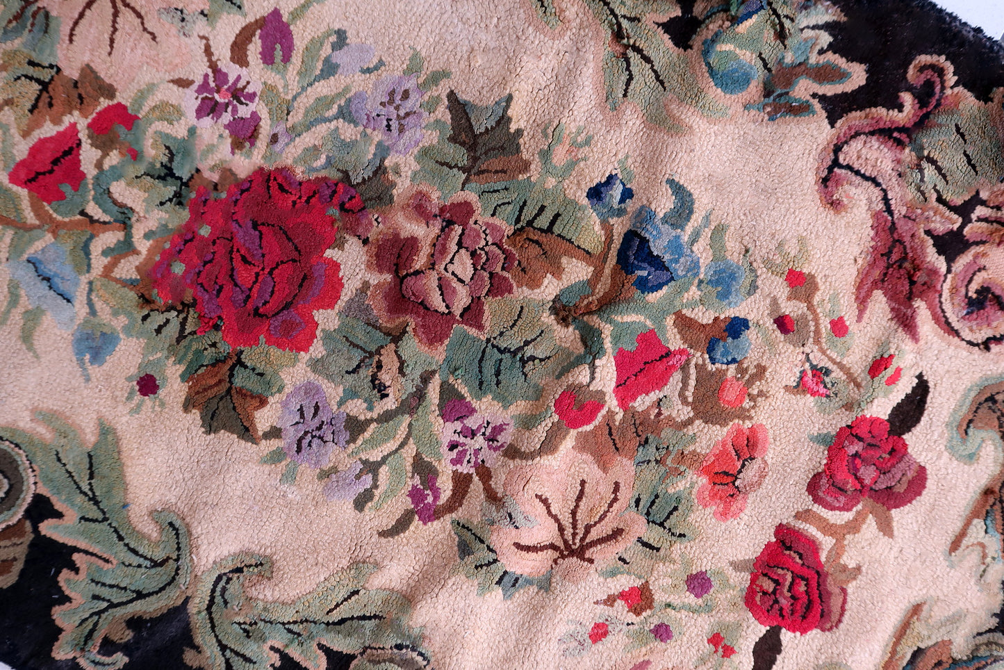 Handmade antique American Hooked rug in floral design. The rug is from the end of 19th century. It is in good condition, has some old restorations. It is Victorian period rug.
