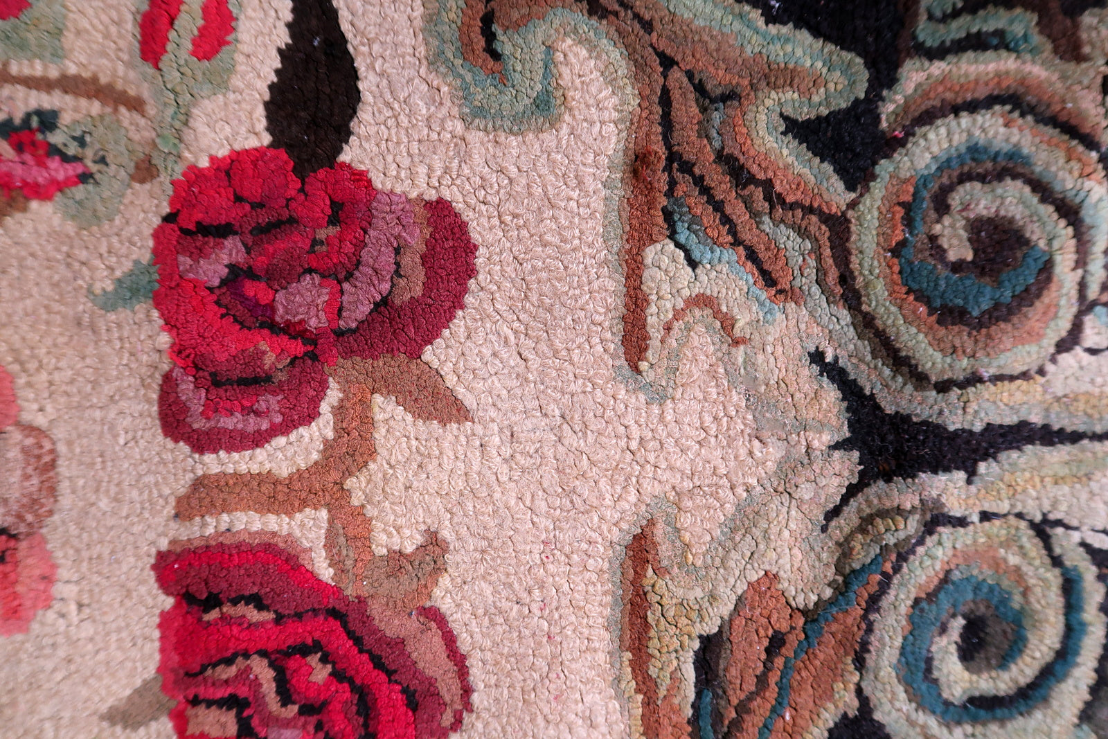 Handmade antique American Hooked rug in floral design. The rug is from the end of 19th century. It is in good condition, has some old restorations. It is Victorian period rug.