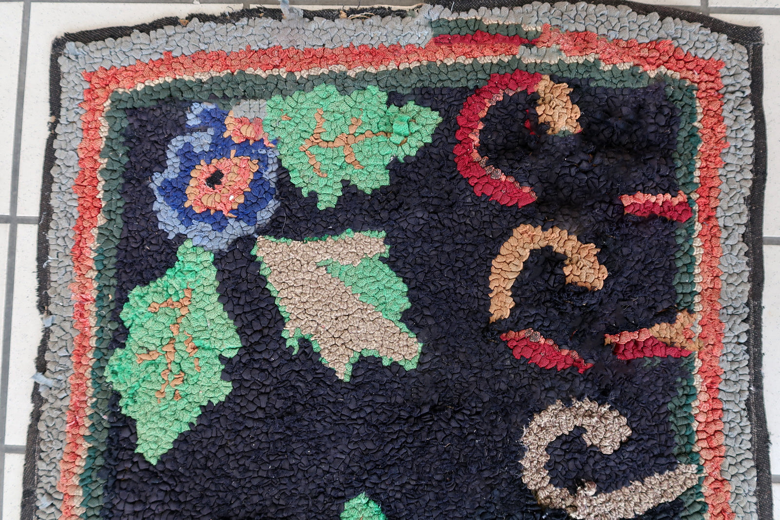 Handmade antique American Hooked rug 1900s