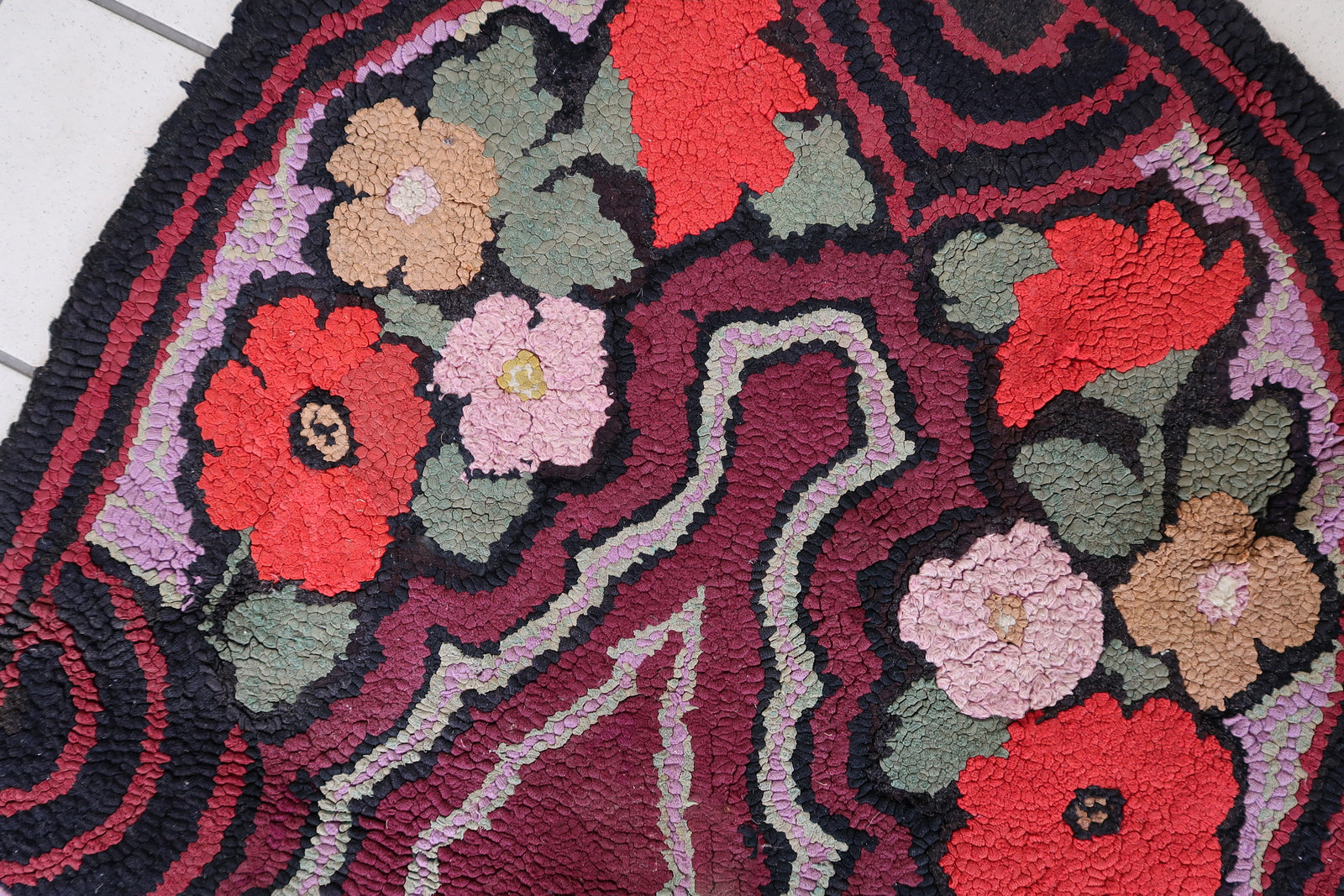 Handmade antique American Hooked rug 1900s