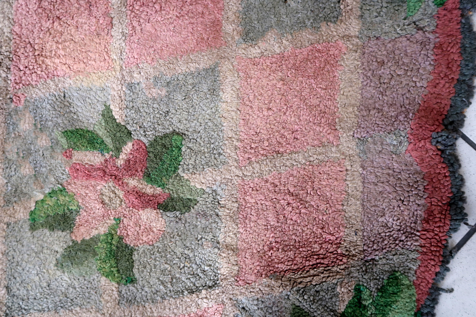 Handmade vintage American Hooked rug 1960s