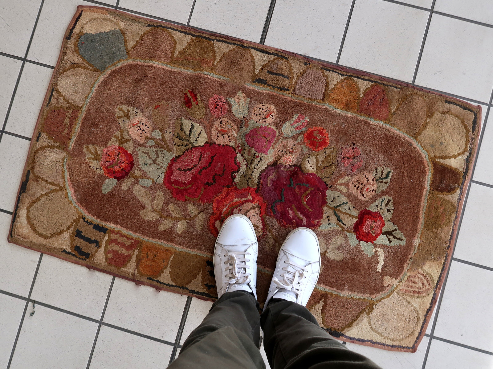 Handmade antique American Hooked rug in primitive floral design. The rug is from the end of 19th century. It has some old restorations, the back side has some old glue on it(we will cover it with fabric to make it stronger).