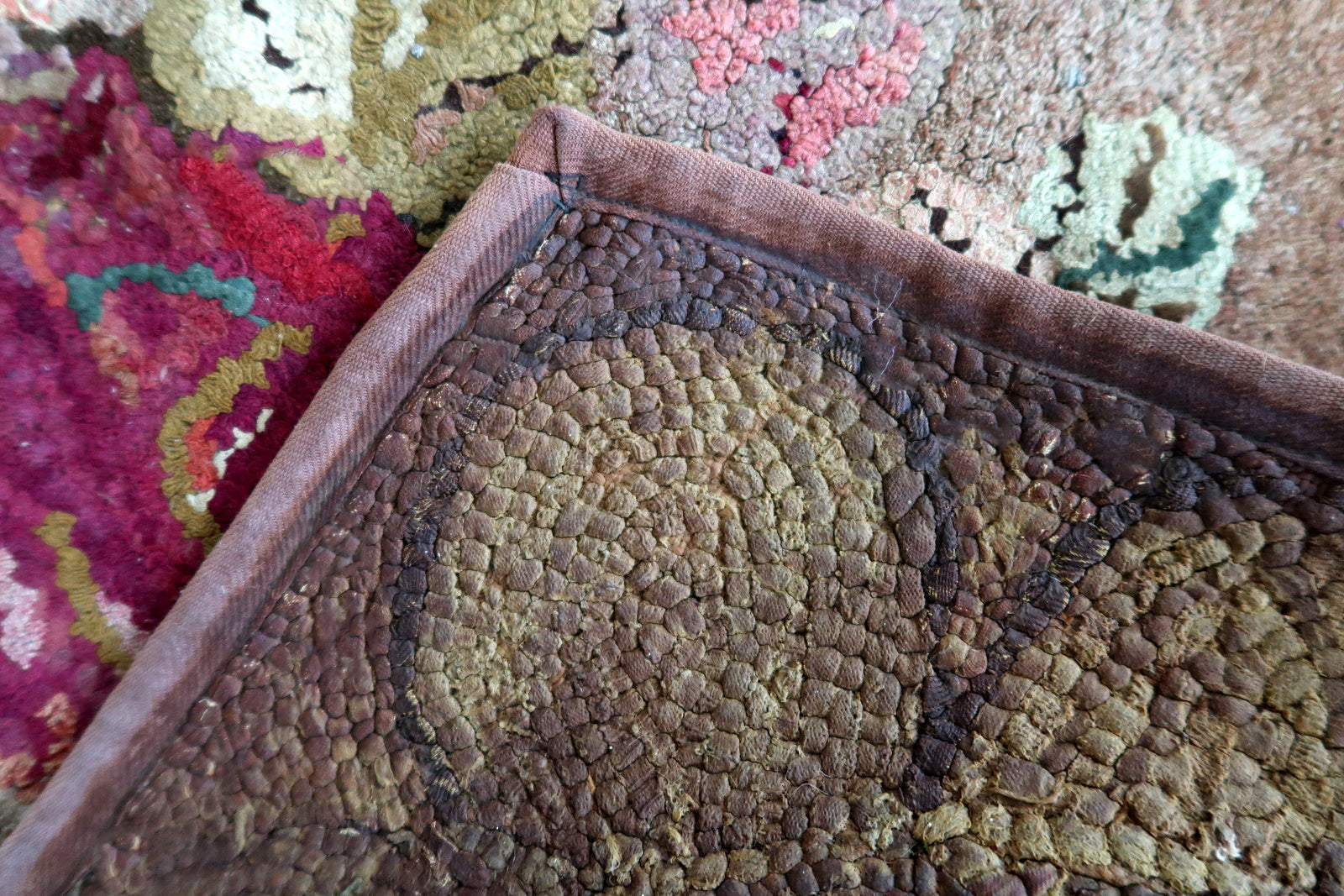 Handmade antique American Hooked rug in primitive floral design. The rug is from the end of 19th century. It has some old restorations, the back side has some old glue on it(we will cover it with fabric to make it stronger).