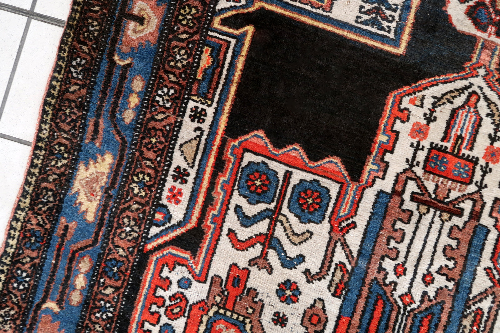 Handmade antique Persian Malayer rug 1920s