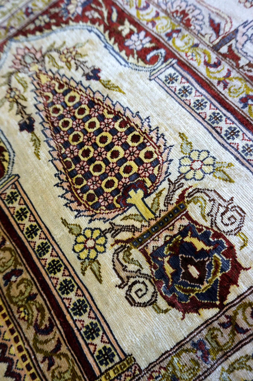 Handmade vintage Turkish Hereke rug made in natural silk. The rug is from the end of 20th century in original good condition.