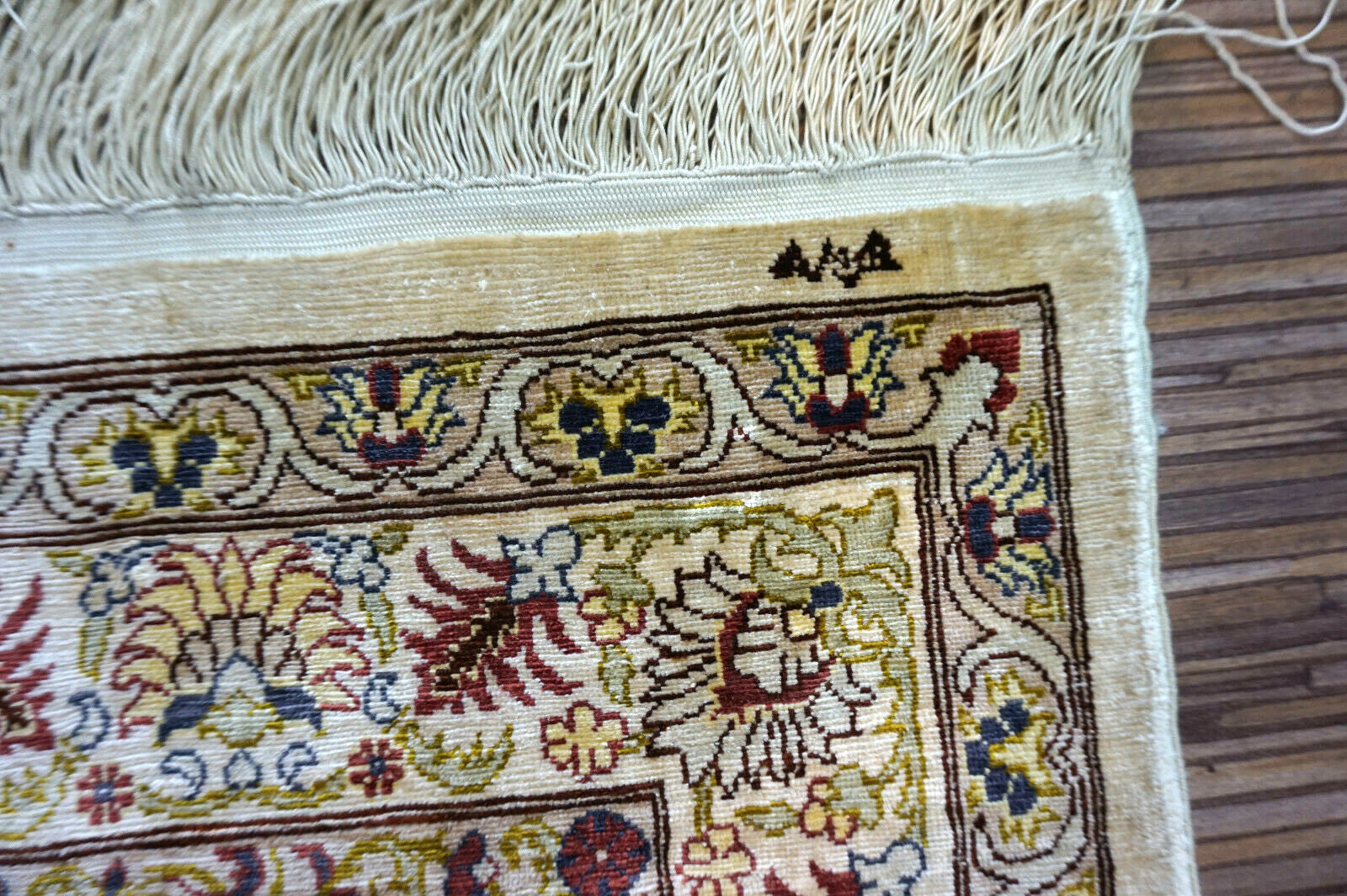Handmade vintage Turkish Hereke rug made in natural silk. The rug is from the end of 20th century in original good condition.