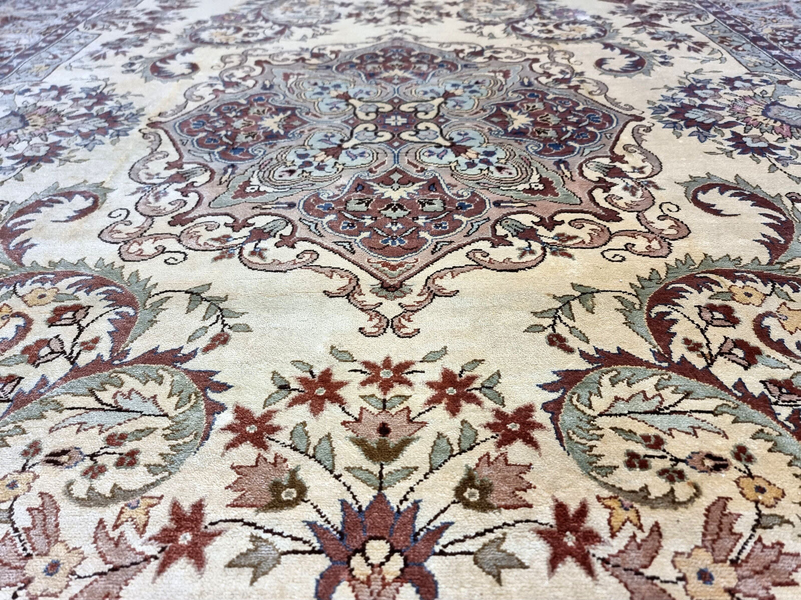 Handmade vintage Turkish Kayseri rug made in silk. The rug is from the end of 20th century in original good condition.