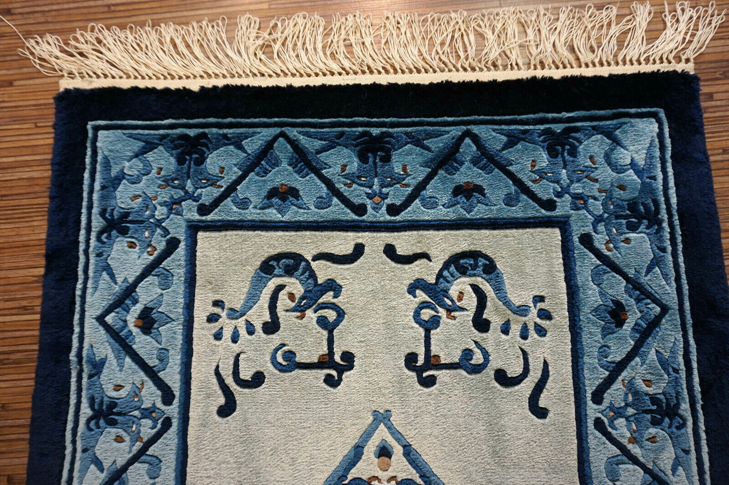 Handmade vintage Art Deco Chinese rug made in silk with birds design. The rug is in sea green and bright blue shades. It is from the end of 20th century in original good condition.