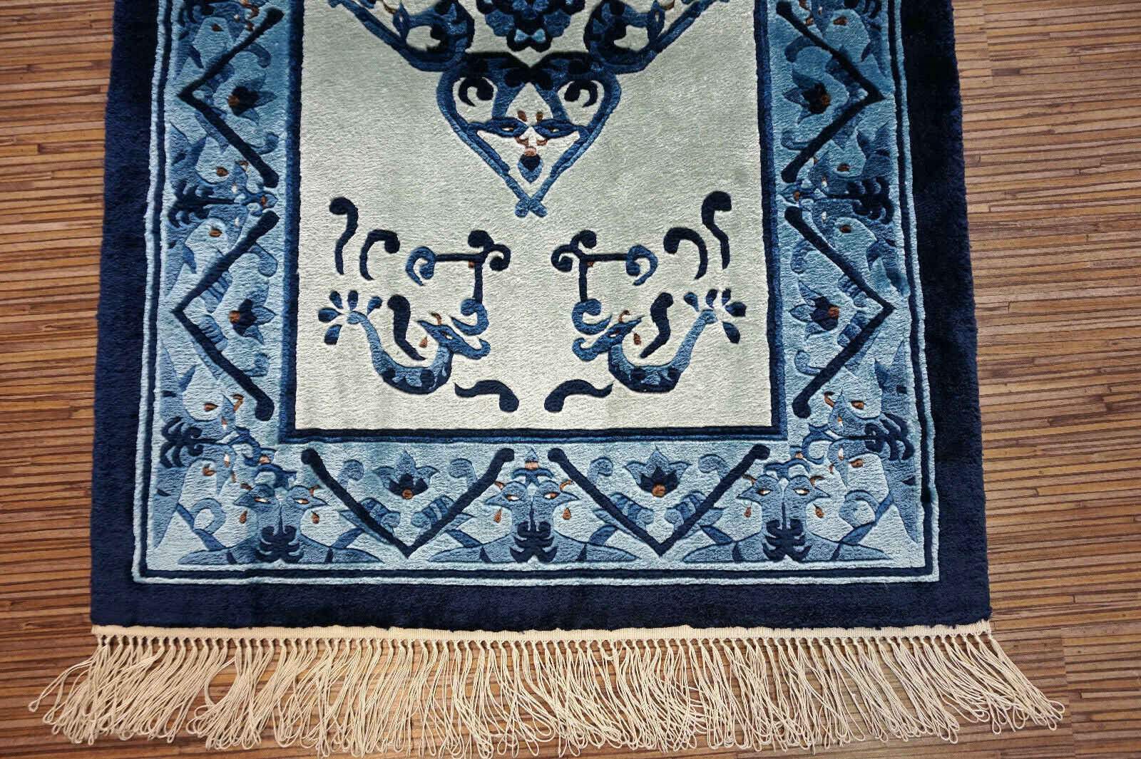 Handmade vintage Art Deco Chinese rug made in silk with birds design. The rug is in sea green and bright blue shades. It is from the end of 20th century in original good condition.