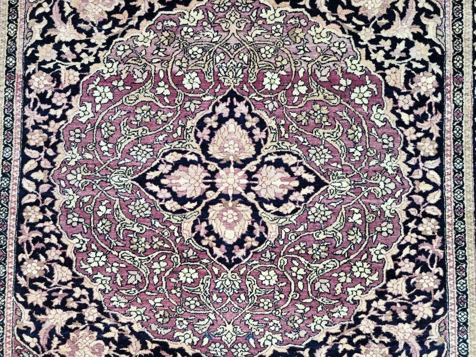 Handmade antiaue Persian Isfahan rug in traditional floral design with large medalllioin. The rug is from the beginning of 20th century in original good condition. It is made in wool.