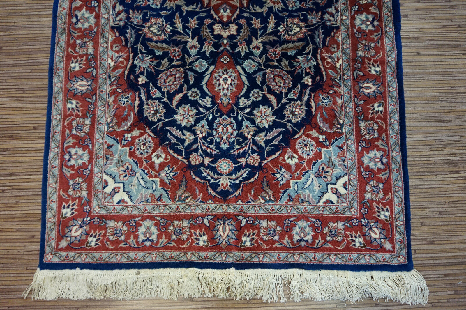 Handmade vintage Persian Isfahan rug in traditional medallion design. The rug is from the end of 20th century in original good condition. It is made in wool.