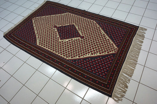 Handmade Middle Eastern rug with Senneh style design