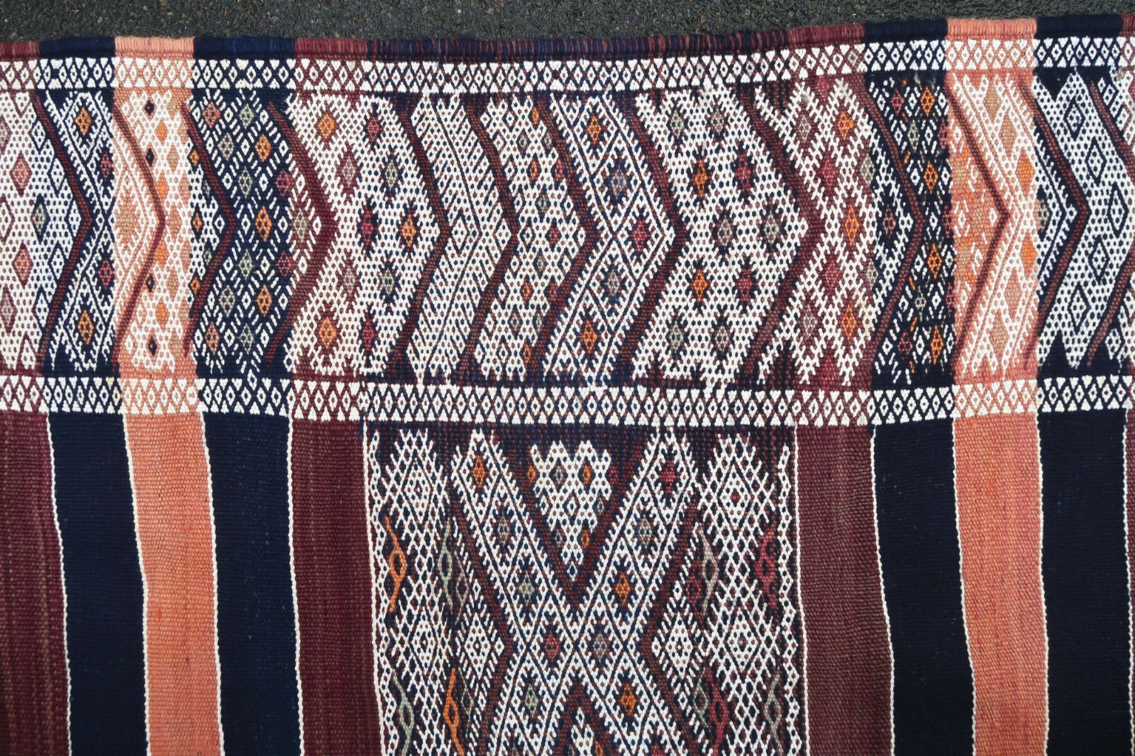 Handmade vintage Moroccan Berber kilim in geometric design. The rug is from the middle of 20th century in original good condition.