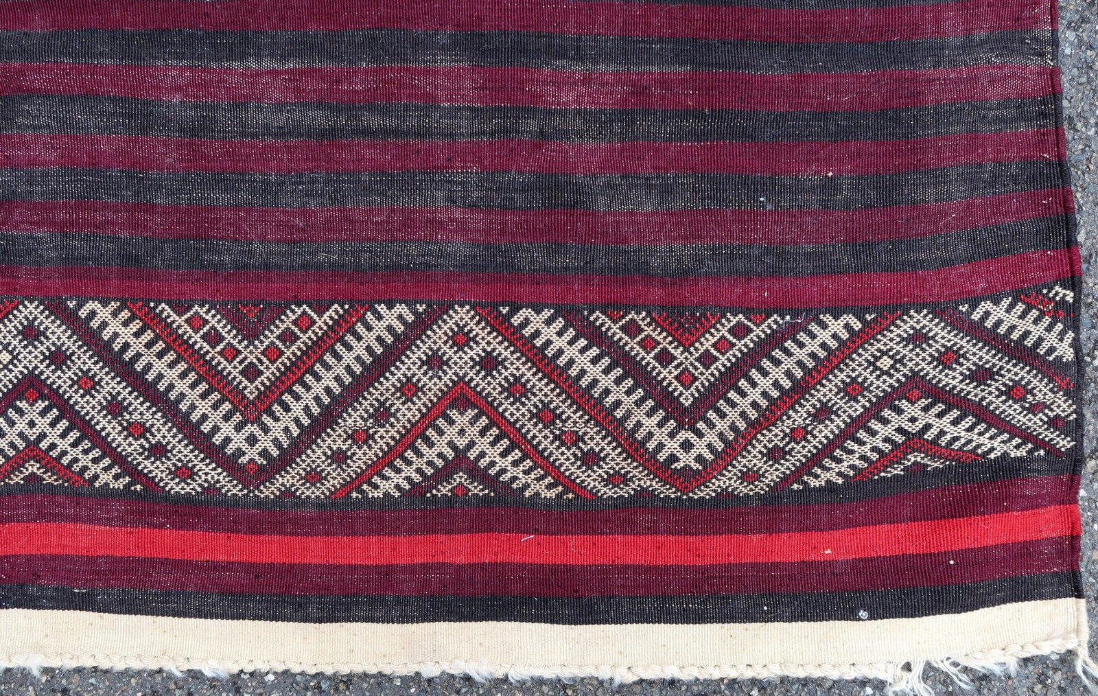 Handmade vintage Moroccan Berber kilim in geometric design and middle Atlas region. The rug is from the middle of 20th century in original good condition.