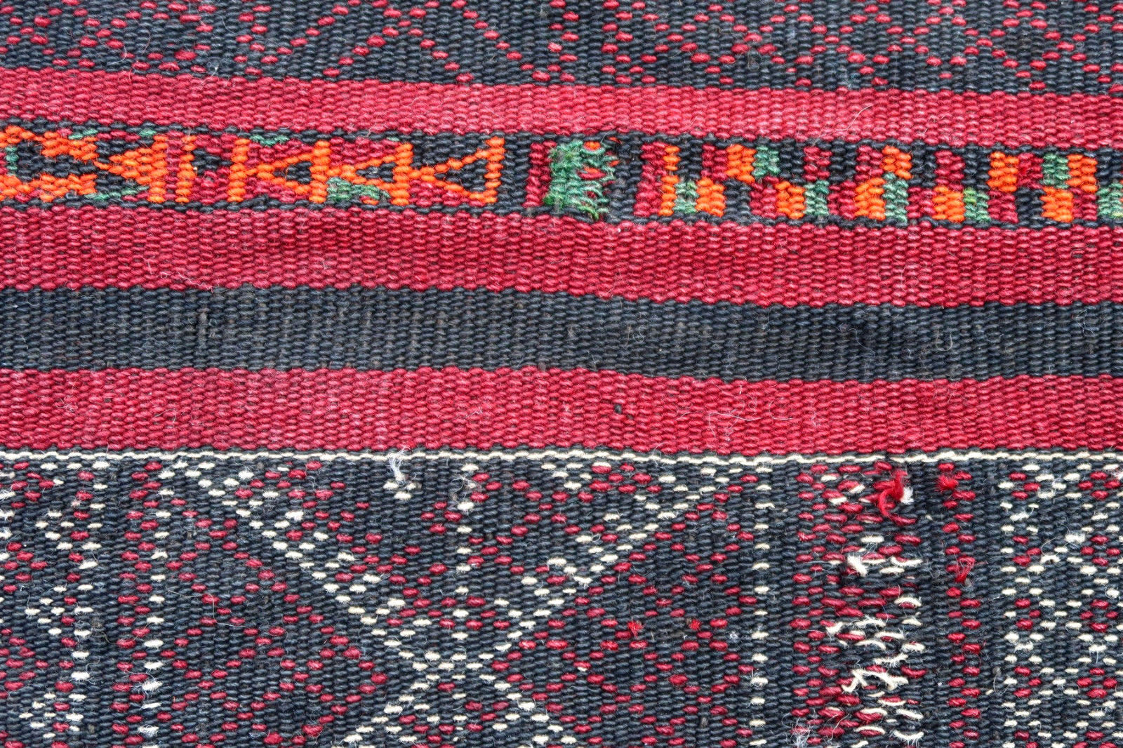 Handmade antique Tunisian Berber kilim band in stripes. This flatweave has been made in the beginning of 20rh century, it is in original good condition.