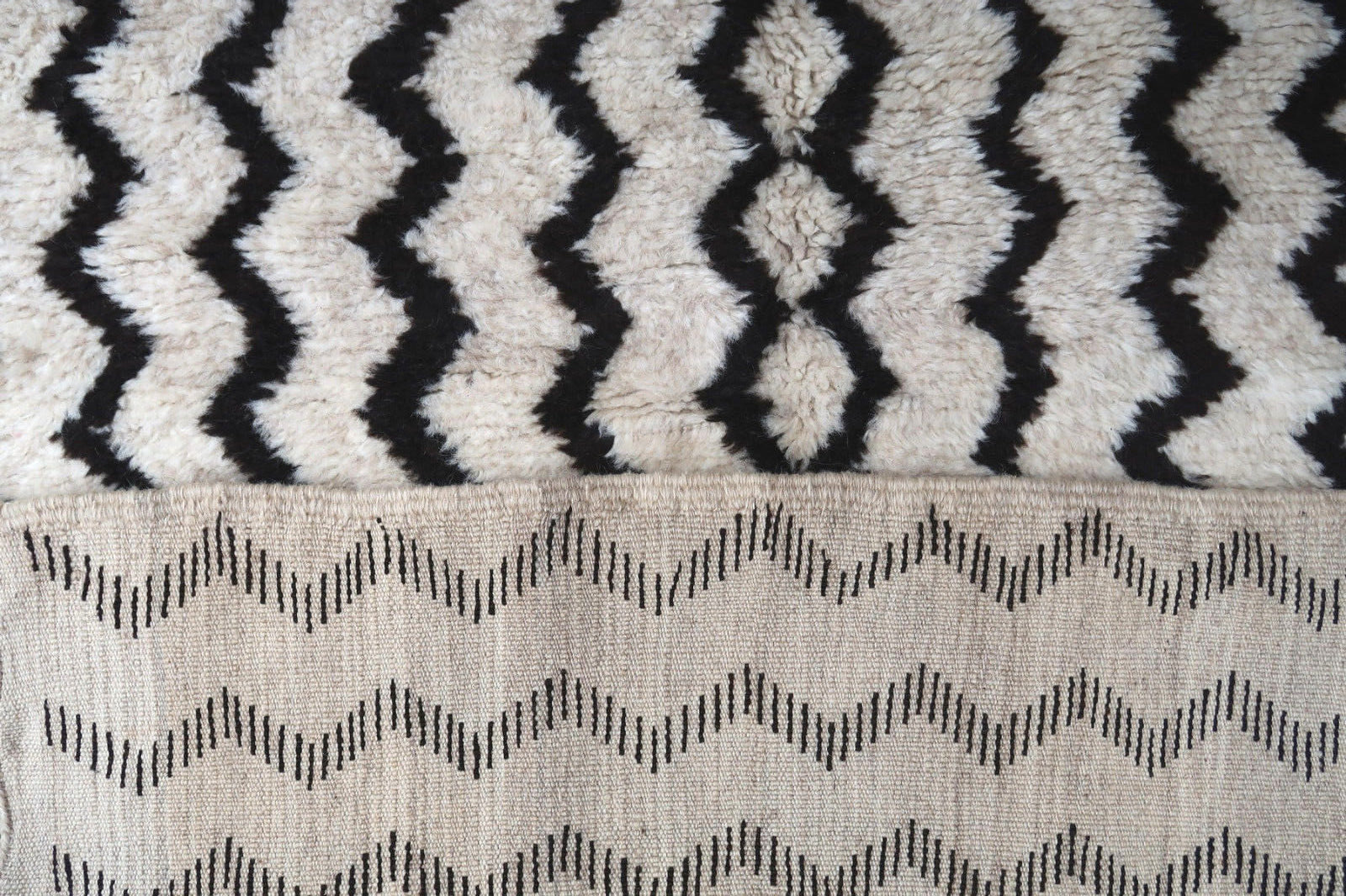 Handmade antique Moroccan Berber rug in geometric design. Ait Ouaouzguit tribe rug from Ourzazate region in the High Atlas, Morocco. The rug is from the middle of 20th century in original good condition.