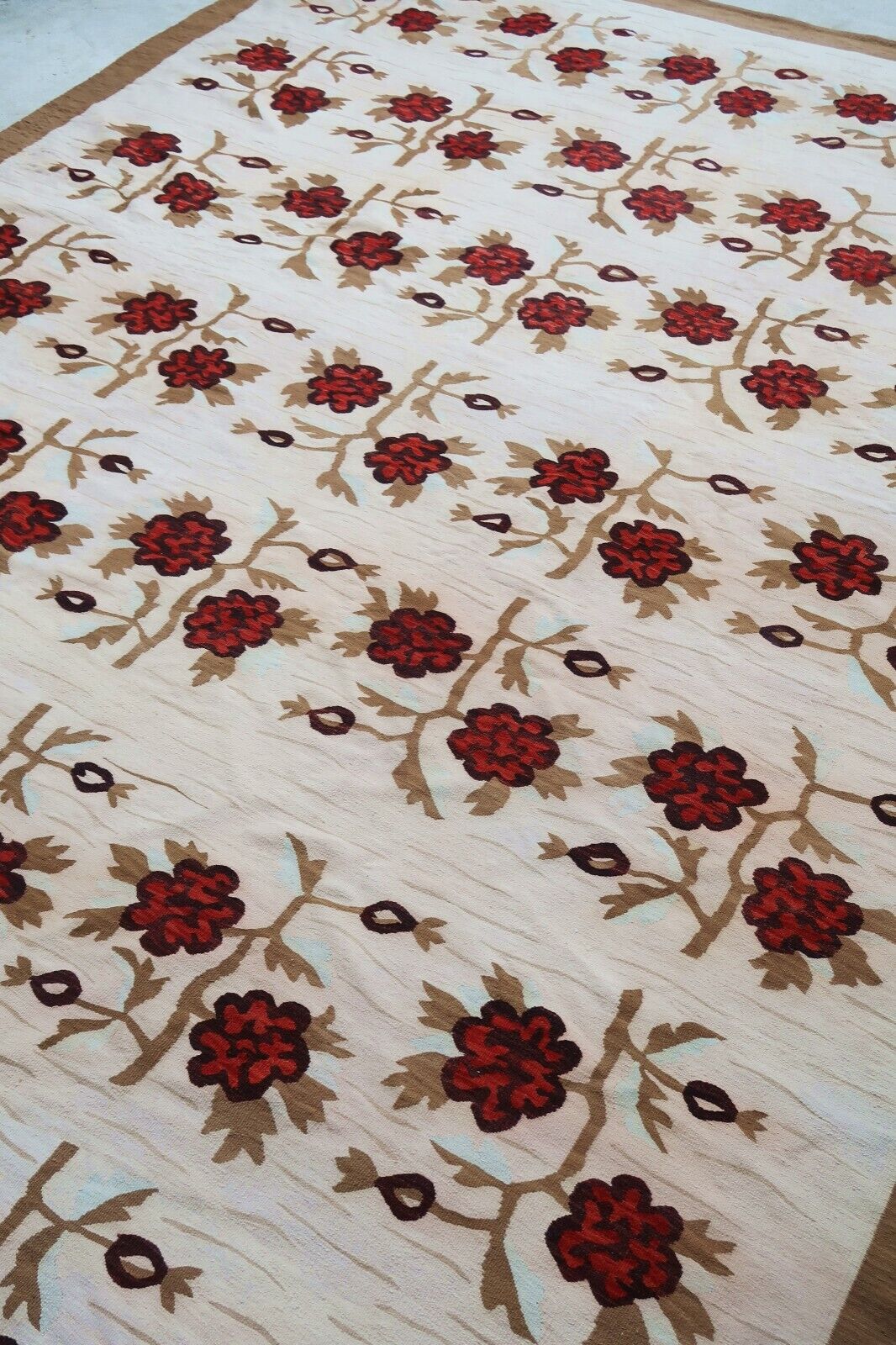 Handmade vintage Bessarabian kilim from Romania in decorative design. Vegetable dyes, the rug is in original good condition, made in the middle of 20th century