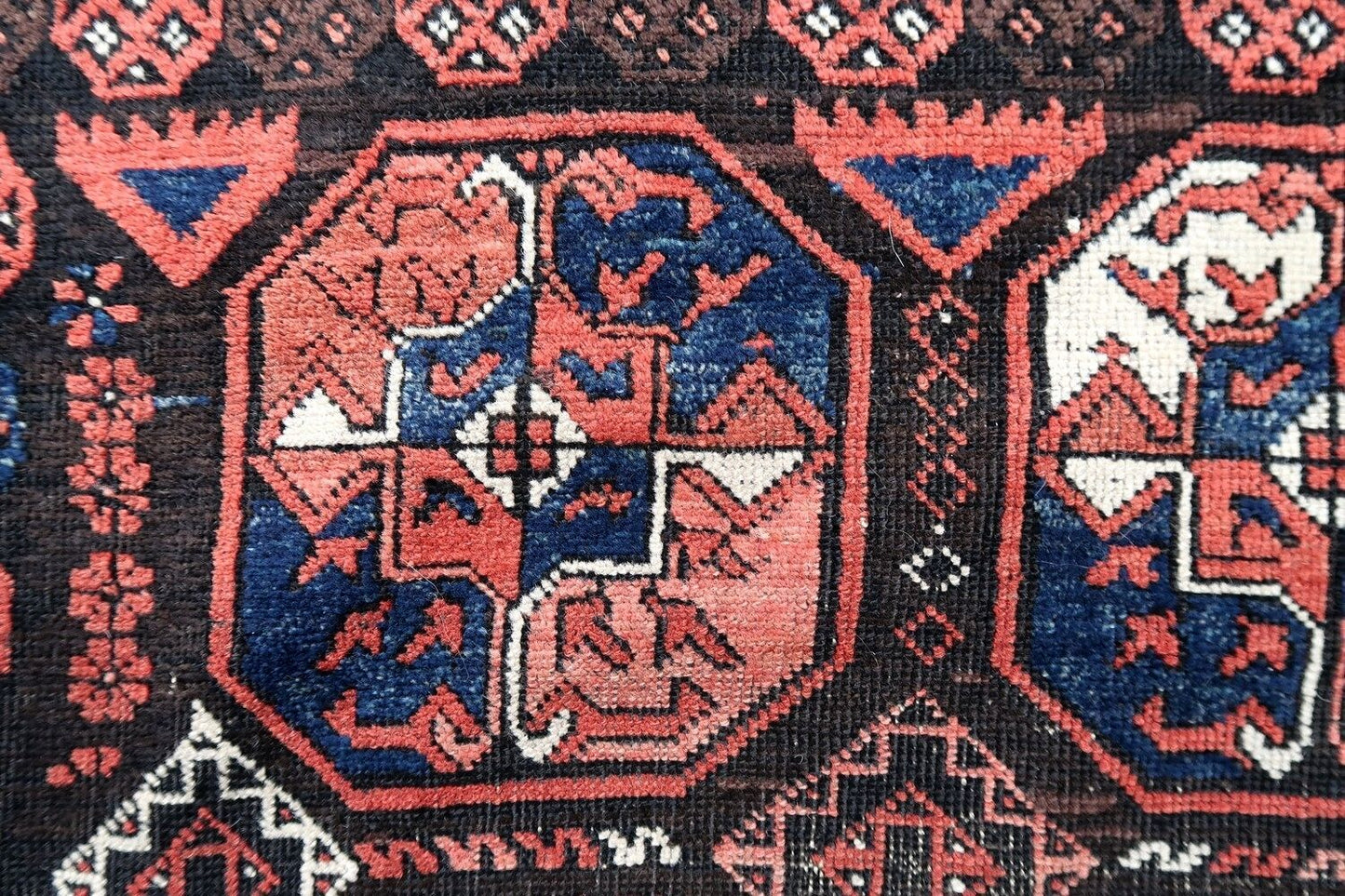 Handmade antique Afghan Baluch rug 3.3' x 5.8' (101cm x 176cm) 1900s - 1P35
