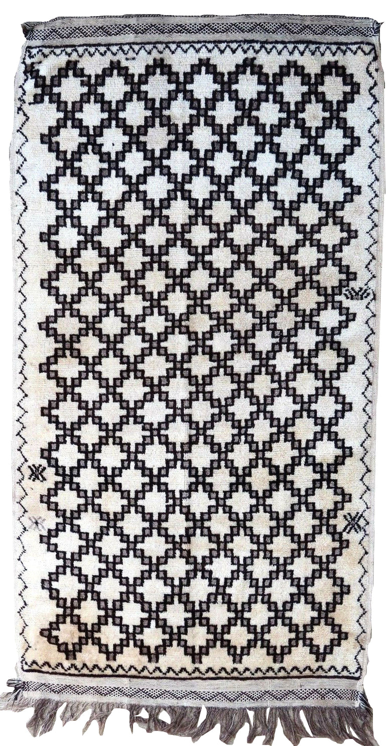 Handmade antique Moroccan Berber rug 3.7' x 6.9' (115cm x 210cm) 1930s - 1P52