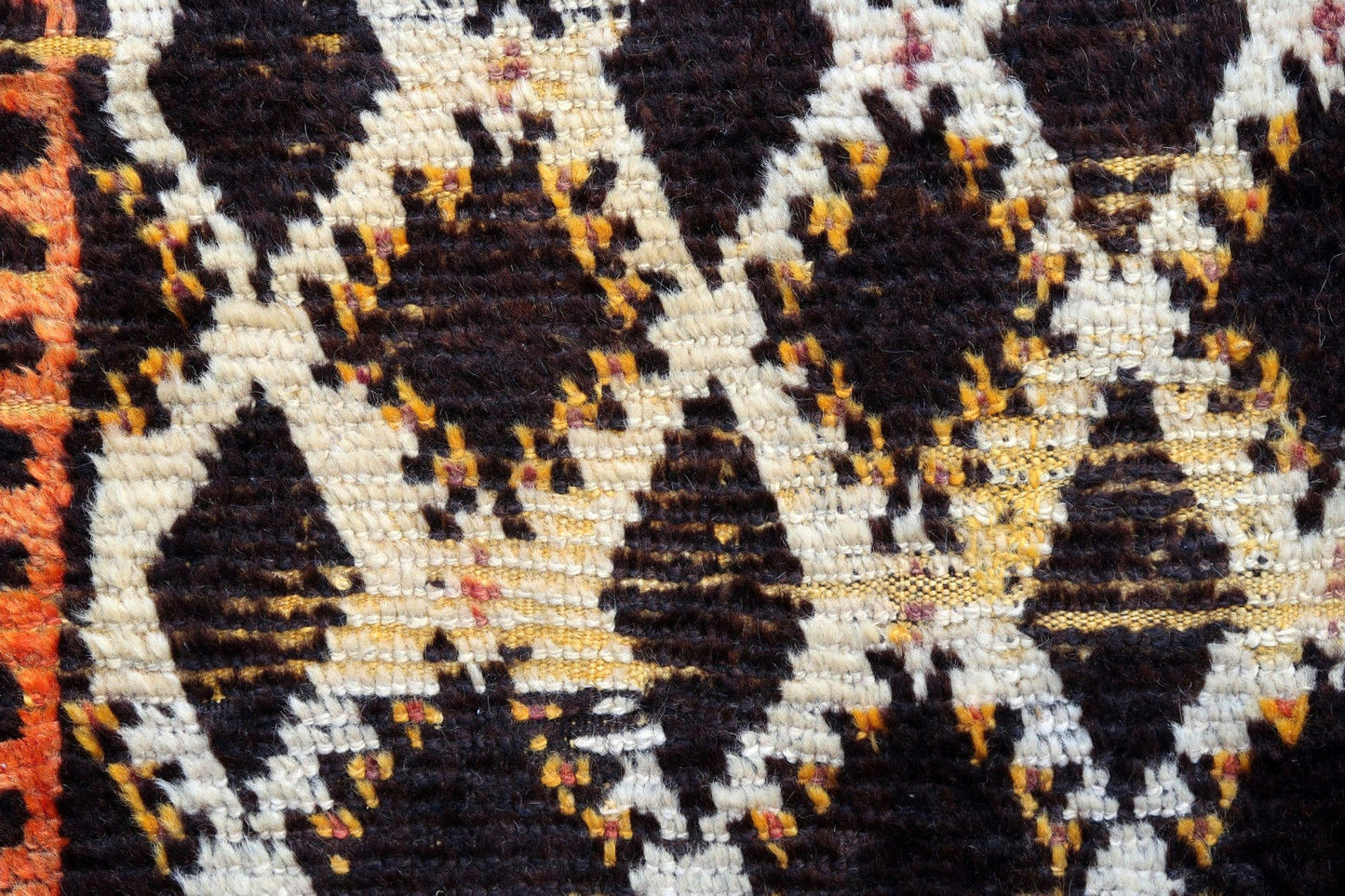 Handmade antique Moroccan Berber rug 4.6' x 5.2' (142cm x 160cm) 1900s - 1P58