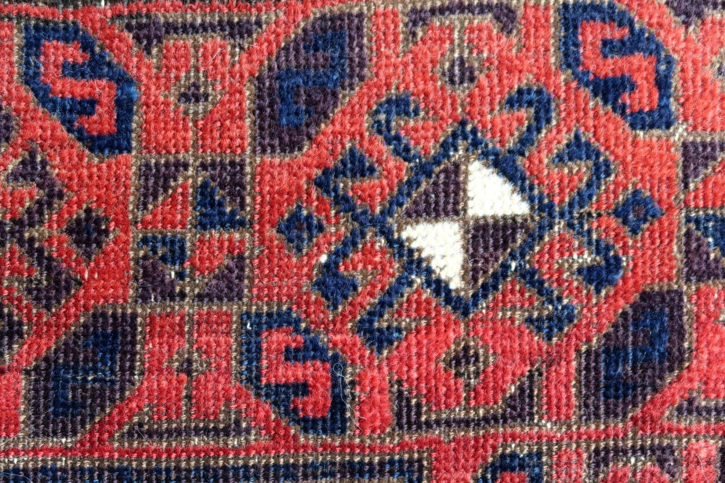 Handmade antique Afghan Baluch rug 3.3' x 5.6' (100cm x 170cm) 1900s - 1P77