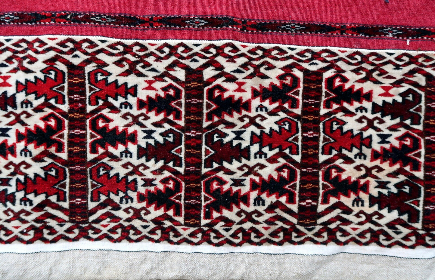Handmade antique collectible Yomud torba bag from Turkmenistan. The bag is from the beginning of 19th century in original good condition.