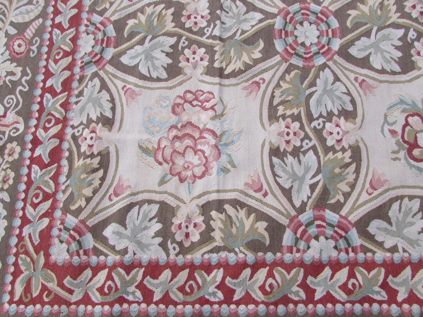 Handmade vintage French Aubusson rug in traditional design. The rug is from the end of 20th century in original good condition.