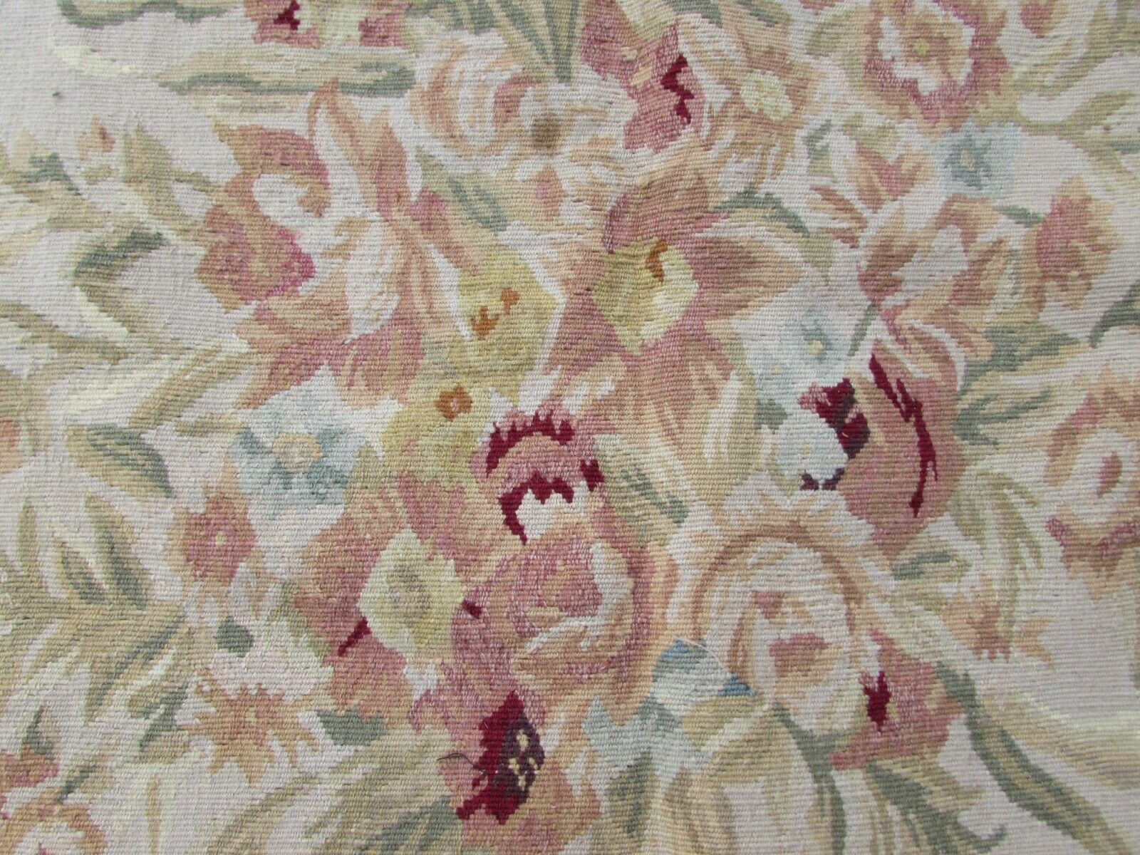 Handmade vintage French Aubusson rug in traditional design. The rug is from the end of 20th century in original good condition.