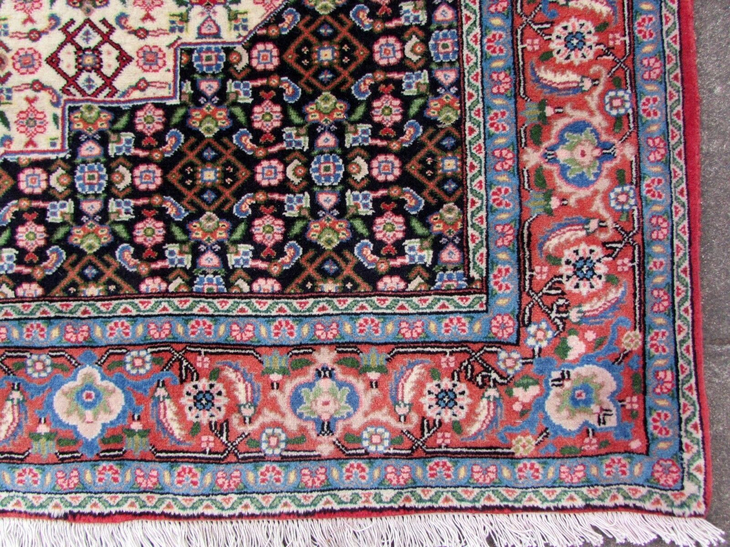 Handmade vintage Persian Shiraz rug 4.7' x 8' (144cm x 244cm) 1970s - 1Q24