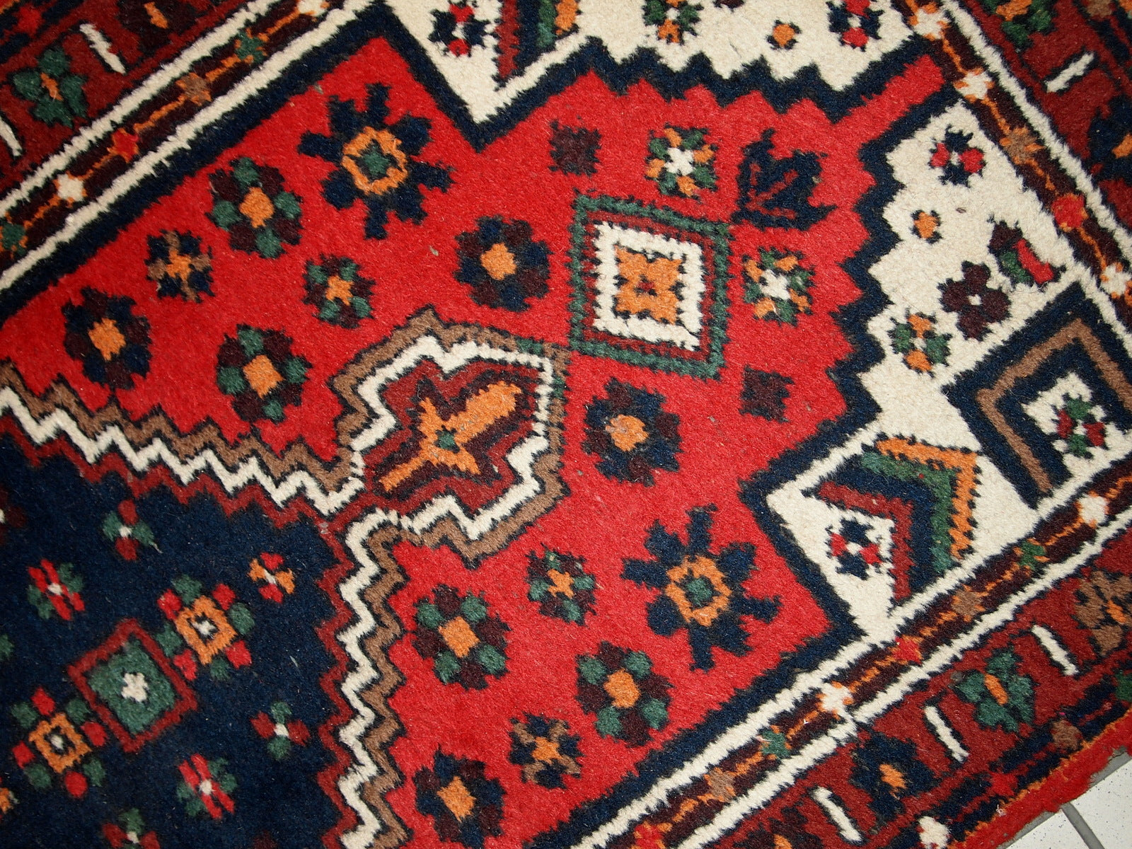 Handmade vintage Middle Eastern rug in traditional design. The rug is from the end of 20th century in original good condition. 