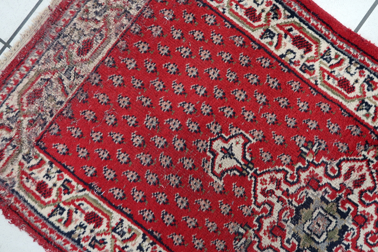 Handmade vintage Indian Seranad rug in traditional design with medallion and red wool.The rug is from the end of 20th century in original condition, it has low pile.