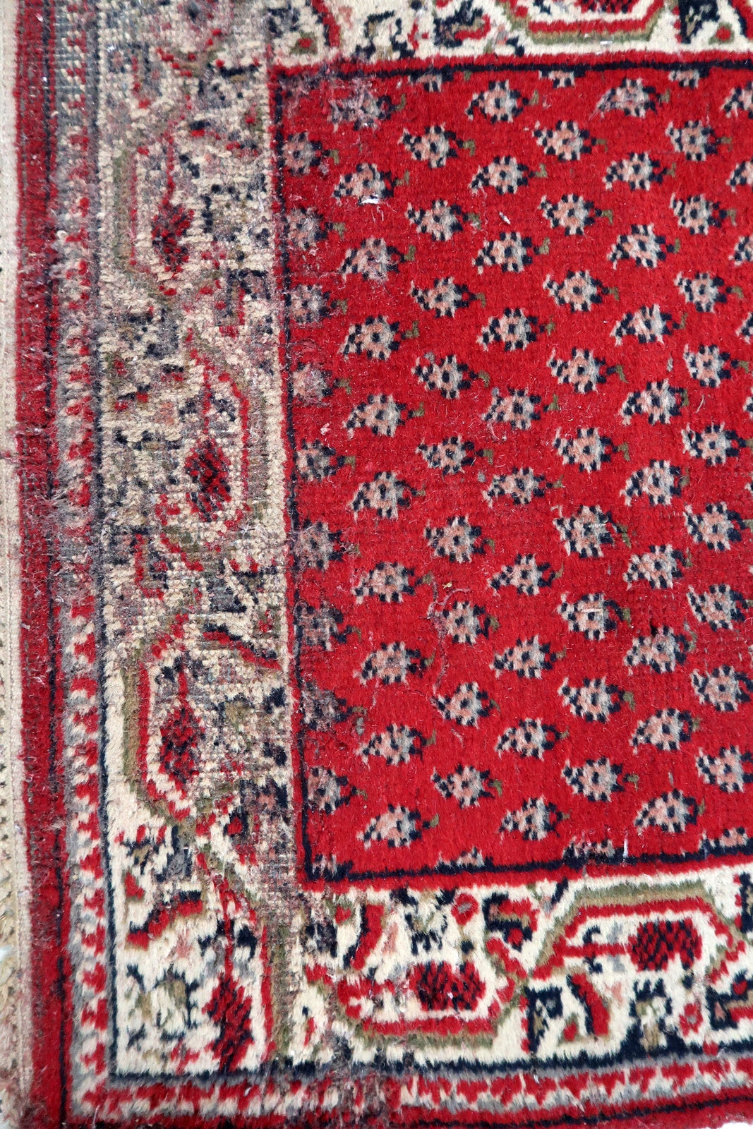 Handmade vintage Indian Seranad rug in traditional design with medallion and red wool.The rug is from the end of 20th century in original condition, it has low pile.