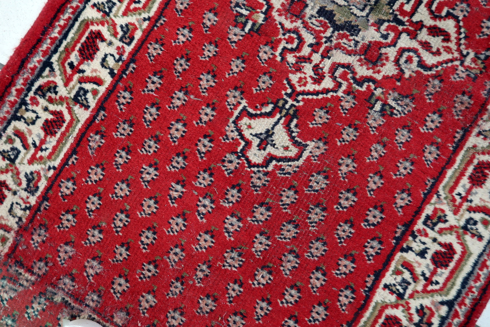 Handmade vintage Indian Seranad rug in traditional design with medallion and red wool.The rug is from the end of 20th century in original condition, it has low pile.