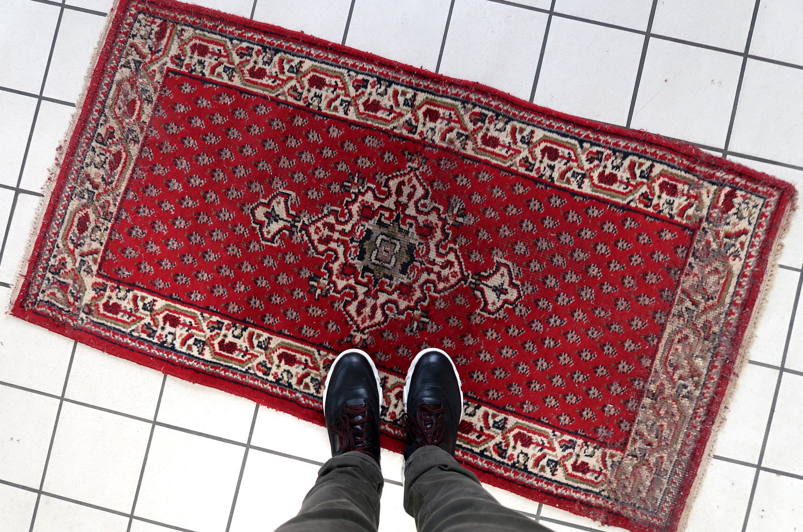 Handmade vintage Indian Seranad rug in traditional design with medallion and red wool.The rug is from the end of 20th century in original condition, it has low pile.