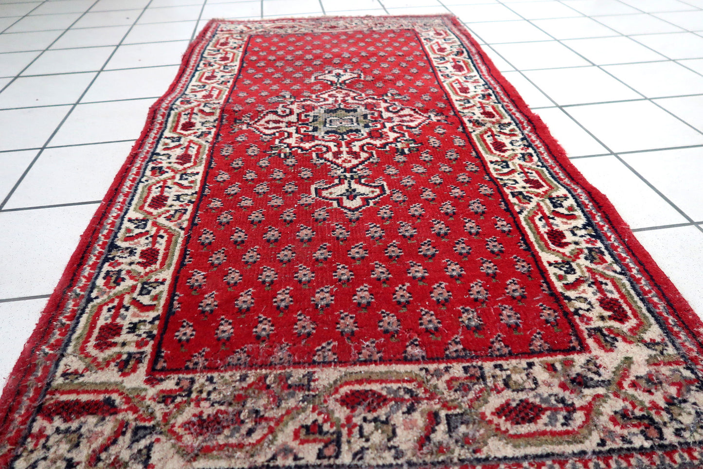 Handmade vintage Indian Seranad rug in traditional design with medallion and red wool.The rug is from the end of 20th century in original condition, it has low pile.