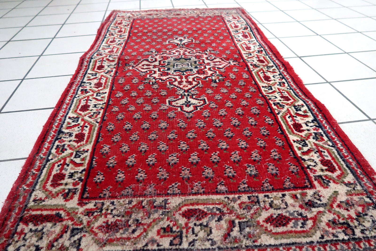 Handmade vintage Indian Seranad rug in traditional design with medallion and red wool.The rug is from the end of 20th century in original condition, it has low pile.